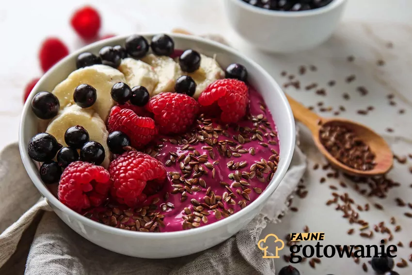 Kolorowa Smoothie Bowl z owocami.