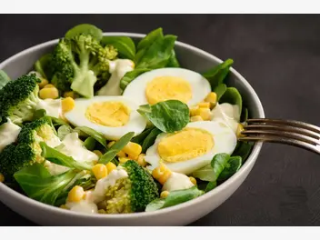 Ilustracja przepisu na: sałatka brokułowa z jajkiem i kukurydzą