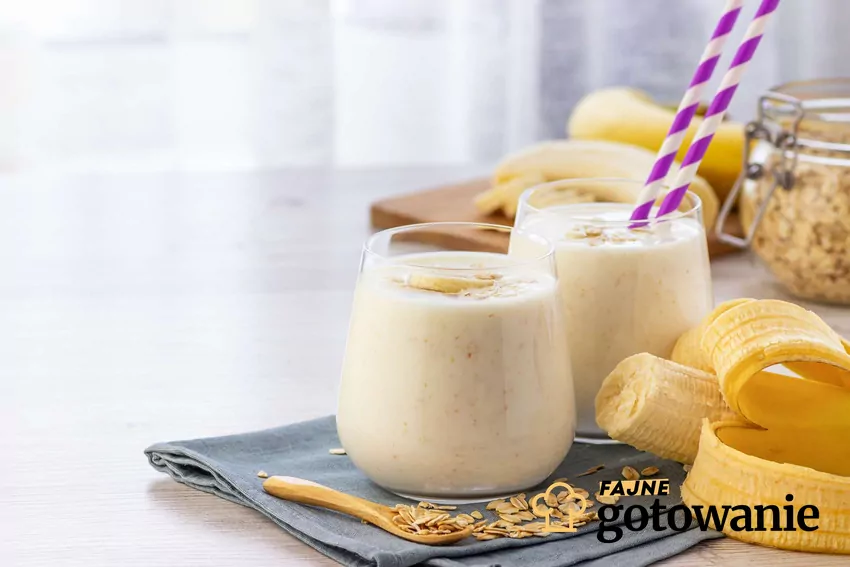 Szklanki z bananowym smoothie