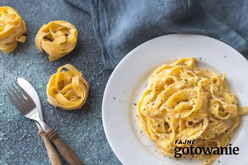 Makaron fettuccine na talerzu