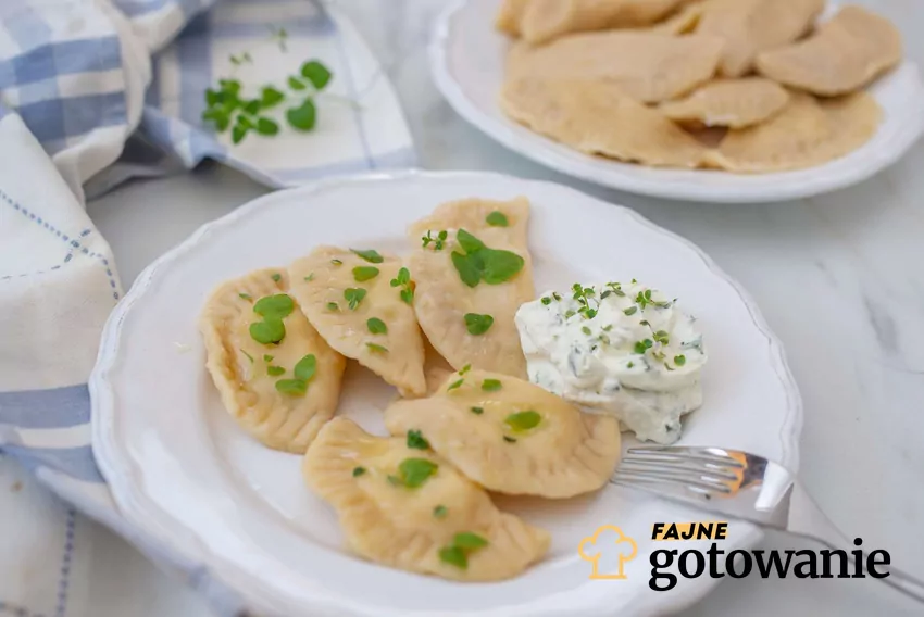 Pierogi z miętą na talerzu