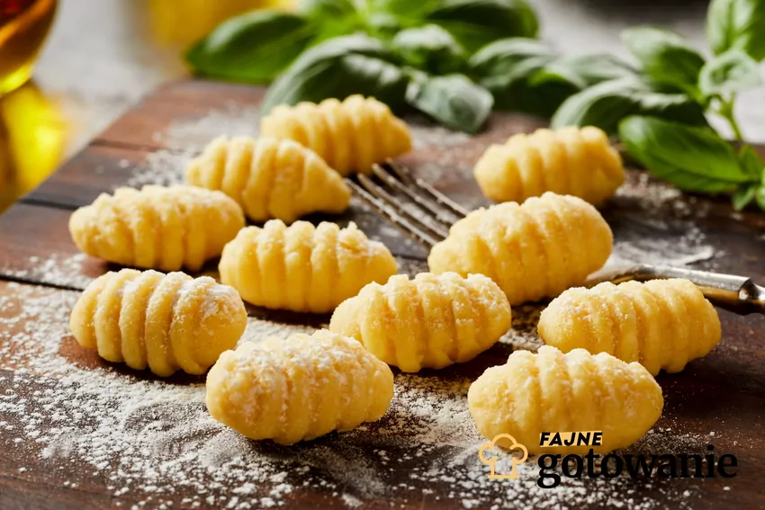 Kurczak z gnocchi na talerzu