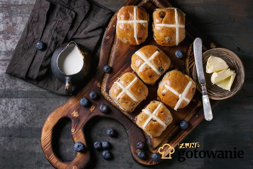 Świeże drożdżówki z rabarbarem