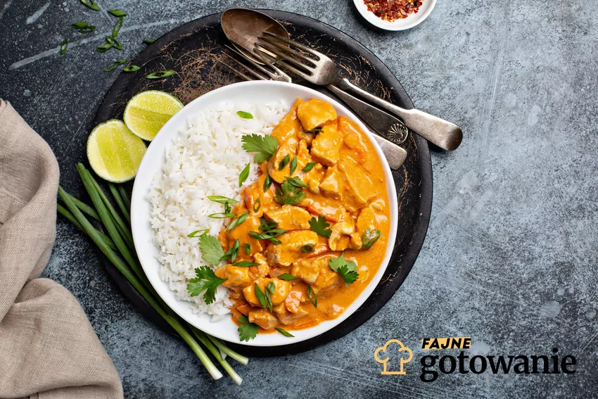 Pierś z kurczaka w sosie curry Kurczak curry na talerzu