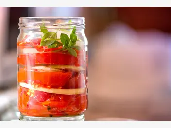 Ilustracja przepisu na: pomidory z cebulą w słoiku