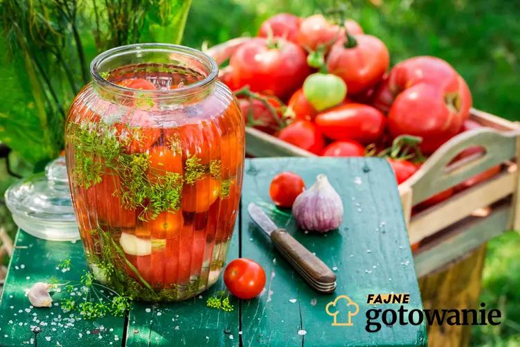 Pomidory do słoików podane na stoliku z warzywami w tle.