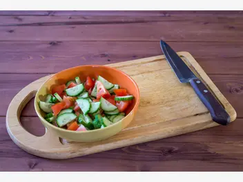 Ilustracja przepisu na: sałatka z pomidorami i ogórkiem