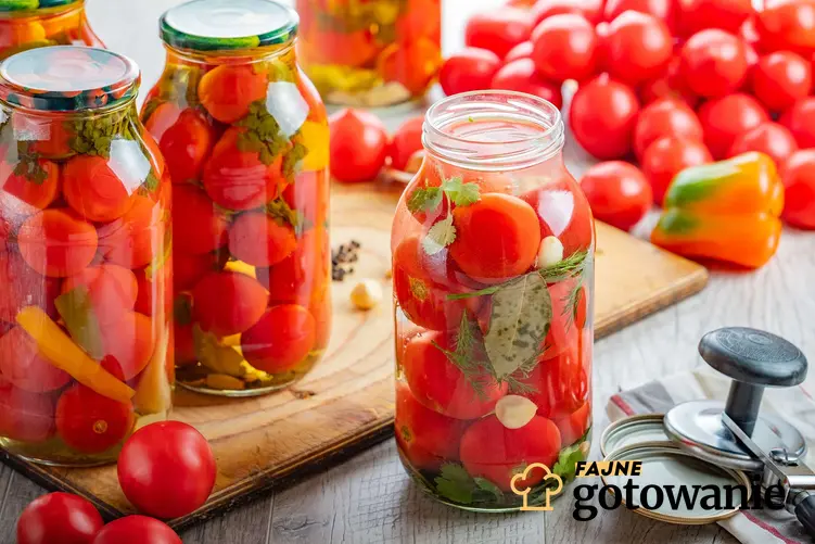 Pomidory marynowane podane w słoikach.