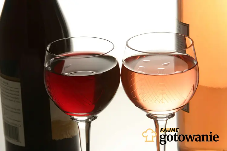 Wino ze śliwek podane w dwóch kieliszkach.
