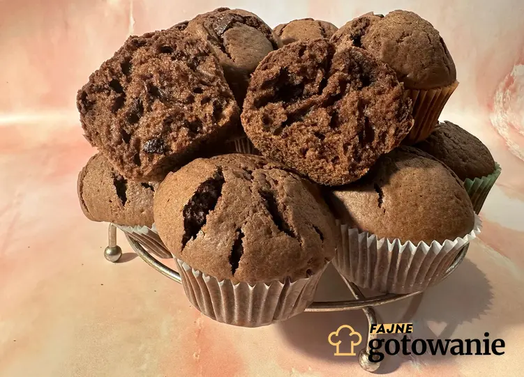 Muffinki czekoladowe wilgotne na niebieskim blacie