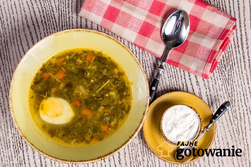 Zupa szczawiowa w talerzu