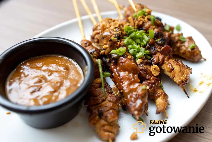 Sos satay Sos satay z szaszłykami drobiowymi