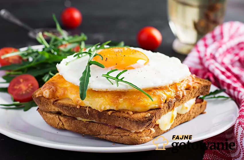 Croque madame i zielona sałatka