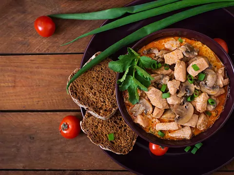 Przepis: zupa gulaszowa z pieczarkami