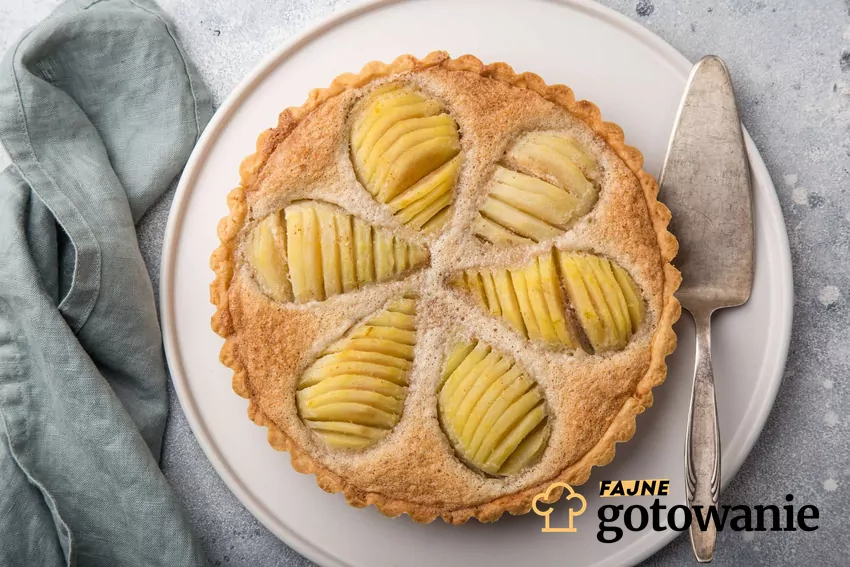 Tarta migdałowa Tarta migdałowa na talerzu