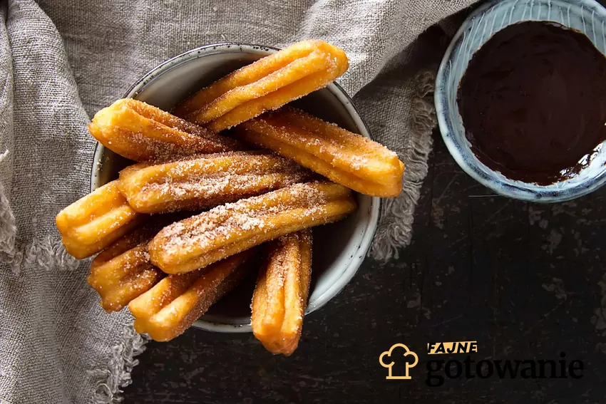 Churros z miseczką czekolady