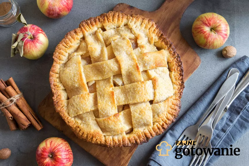Apple pie Ciasto jabłkowe na drewnianej desce