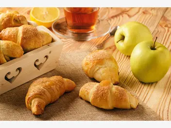Ilustracja przepisu na: rogaliki z ciasta francuskiego z jabłkiem