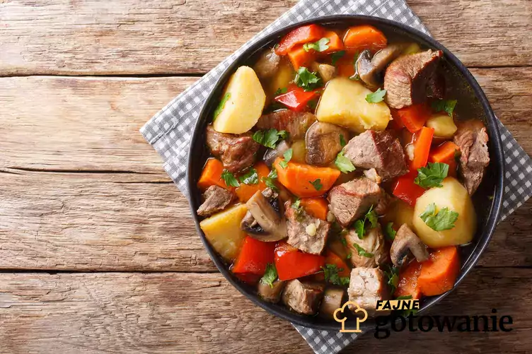 Tradycyjne danie mięsne z warzywami