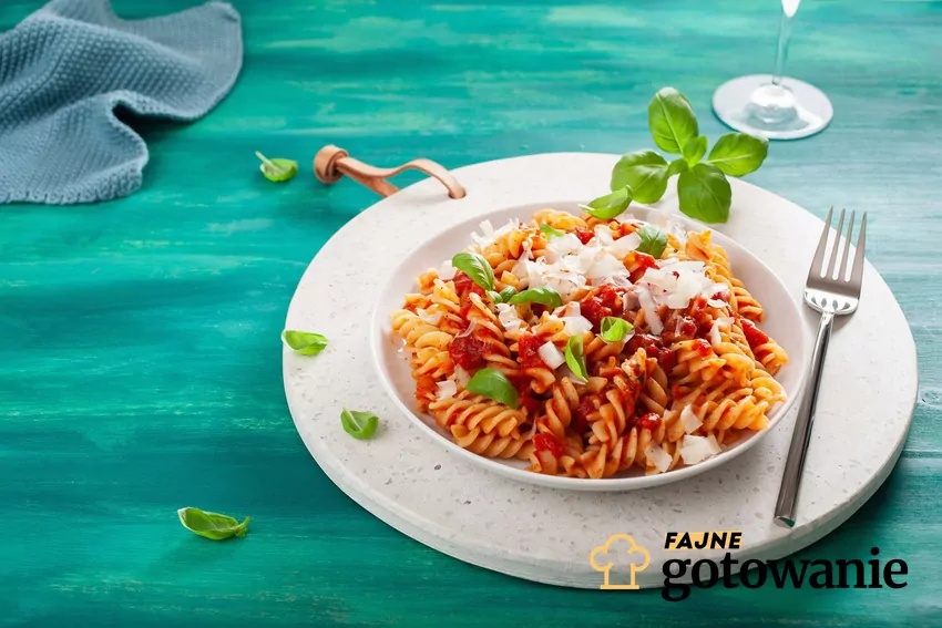 makaron fusilli z pomidorami