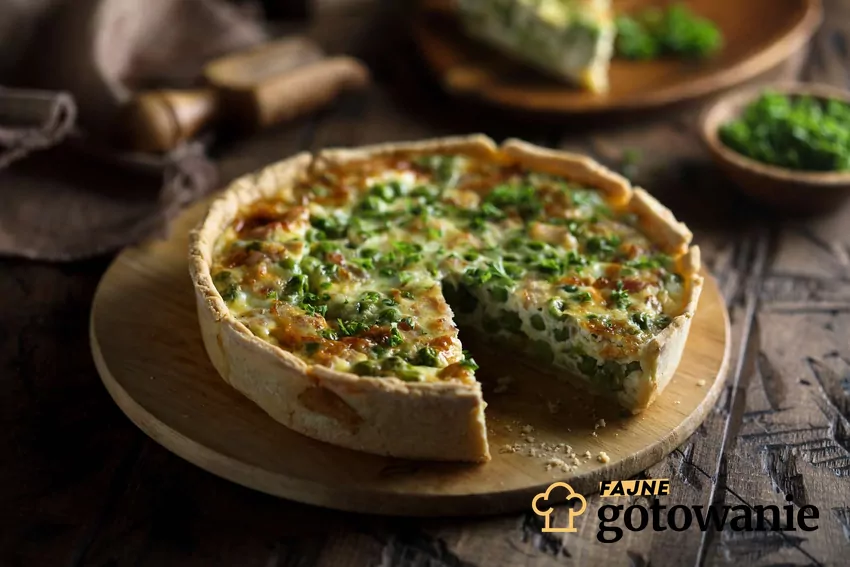 Quiche brokułowe na desce.