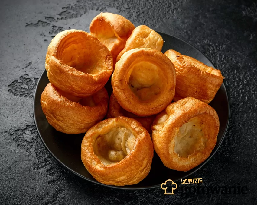 Złote yorkshire pudding na talerzyku