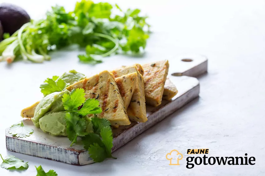 Tofu z grilla Grillowane tofu na desce