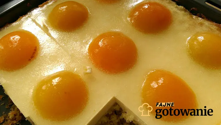 Ciasto jajko sadzone podane w blaszce.