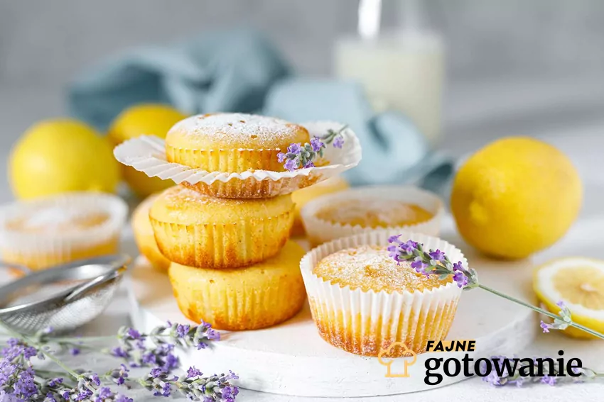 Jogurtowe muffinki na talerzu