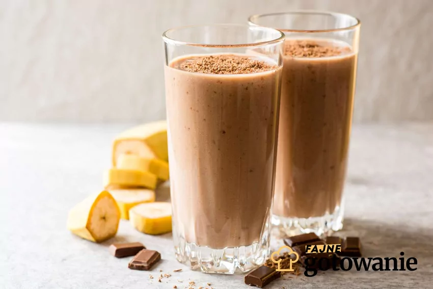 Banana smoothie in tall glasses