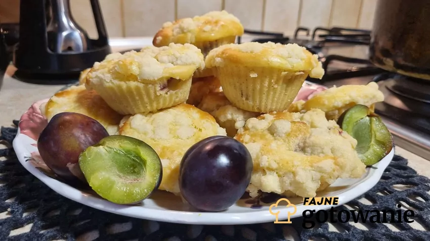 Muffinki drożdżowe ze śliwkami i kruszonką Świeże muffinki ze śliwkami