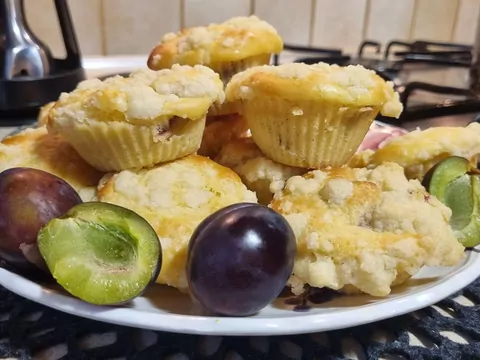 Przepis: Muffinki drożdżowe ze śliwkami i kruszonką