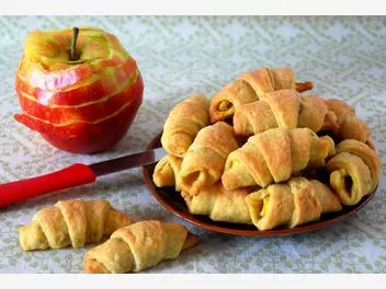 Ilustracja przepisu na: rogaliki z ciasta francuskiego z jabłkami