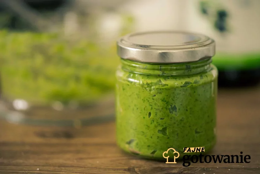 Pesto z rzodkiewki Słoiczek z pesto z rzodkiewki