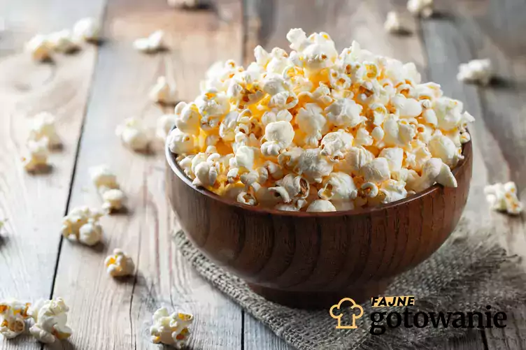 popcorn gotujący się w garnku