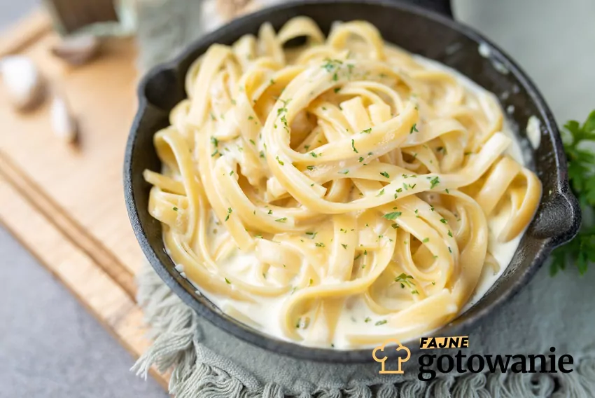 Kremowe fettuccine alfredo serwowane