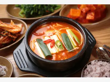 Ilustracja przepisu na: zupa kimchi z kurczakiem