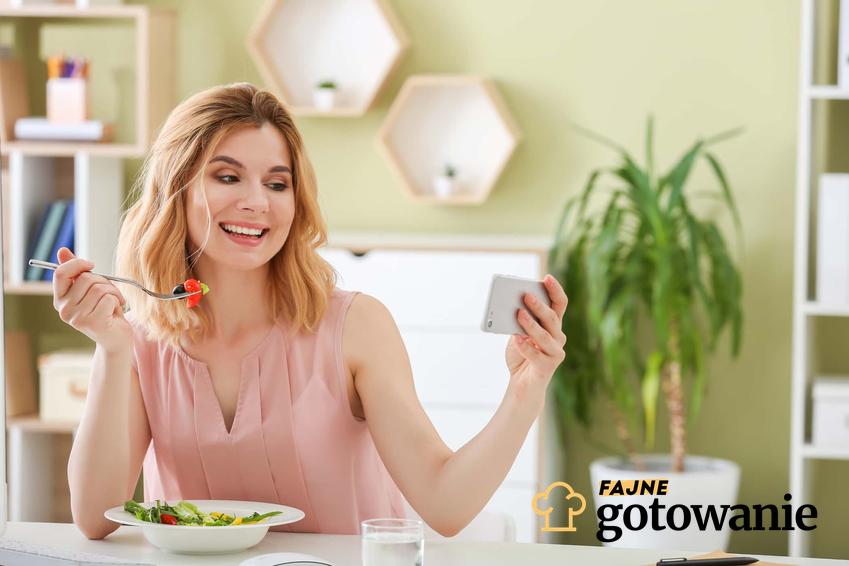 Młoda kobieta robi sobie selfie podczas spożywania posiłku, jakie rodzaje diet najlepiej stosować podczas diety selfie
