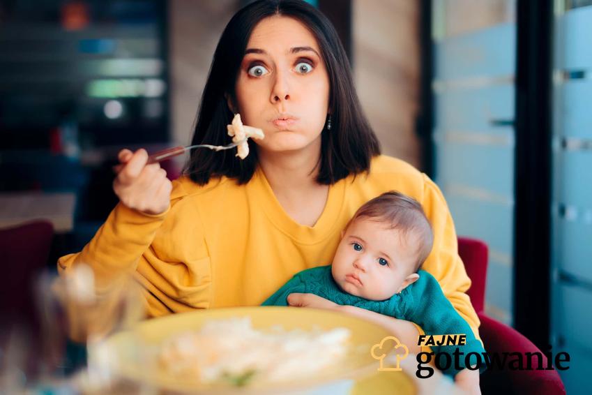 Kobieta z niemowlęciem jedząca obiad, a także dieta dla matki karmiącej, charakterystyka, przykładowe dania i porady