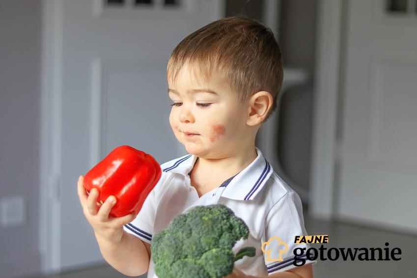 Dziecko jedzące pomidora, a także dieta przy atopowym zapaleniu skóry oraz opis i zasady diety