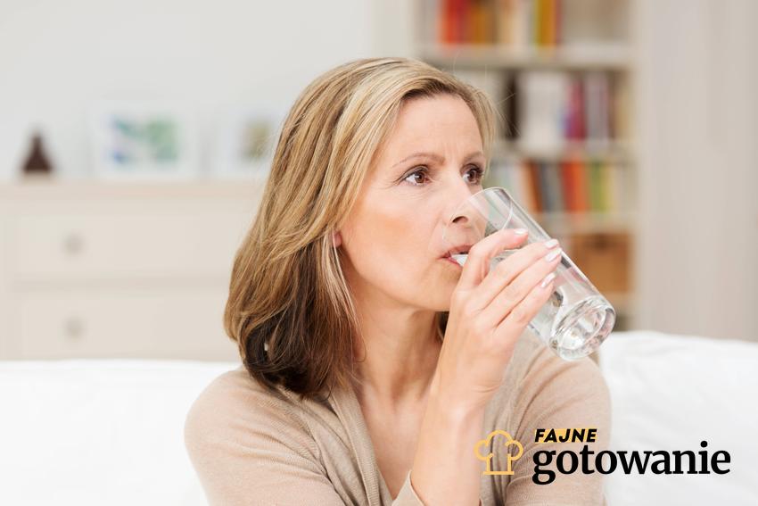 Kobieta pijąca wodę, a także dieta wodna i jej zasady oraz skuteczność i wpływ na zdrowie