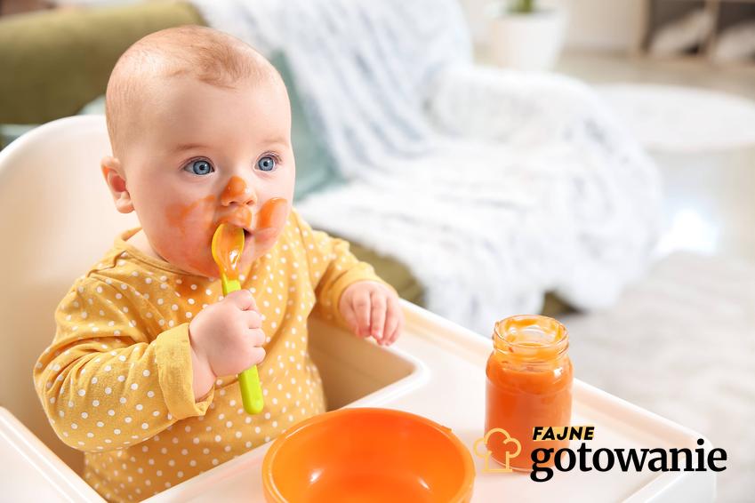 Dziecko jedzące danie ze słoiczka, a także jak wygląda schemat rozszerzania diety u niemowlaka krok po kroku