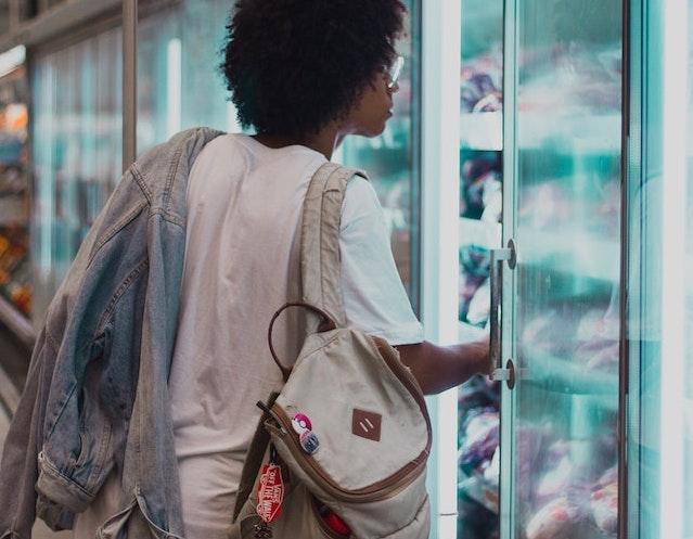 Wyposażenie sklepu spożywczego – czy szafy chłodnicze są niezbędne?
