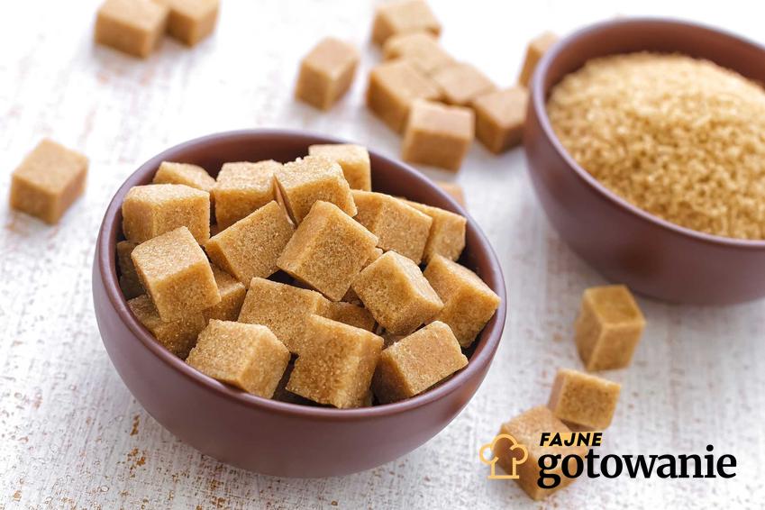 Brązowy cukier w kostkach i kryształkach, a także czy cukier brązowy jest zdrowszy niż biały
