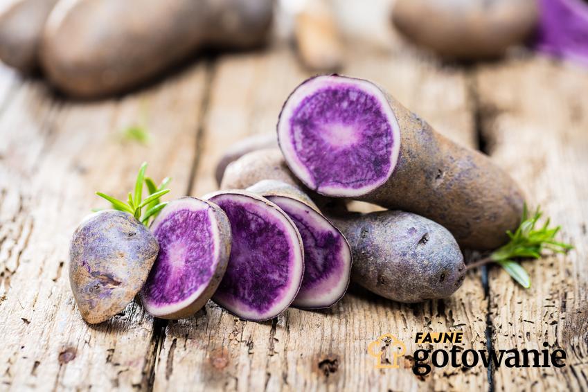 Fioletowe ziemniaki w całości i w przekroju, a także ich właściwości i polecane przepisy kulinarne