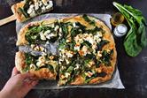 Pizza ze szpinakiem - 3 proste przepisy na domową pizzę