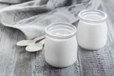 Co zrobić z jogurtu naturalnego