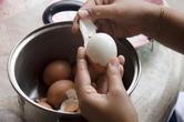 Ilustracja pytania: jak obrać jajko
