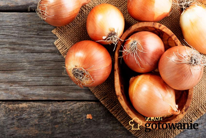 Dowiedz się, jakie wartości odżywcze są w cebuli oraz jakie alergie mogą powodować.
