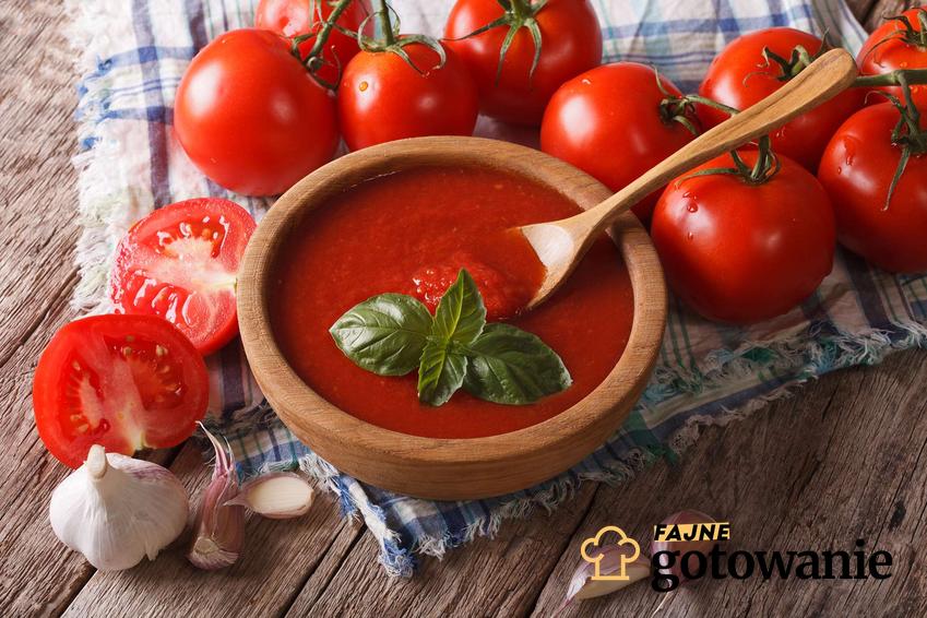 Sos pomidorowy do gołąbków bez wywaru podany w miseczce.